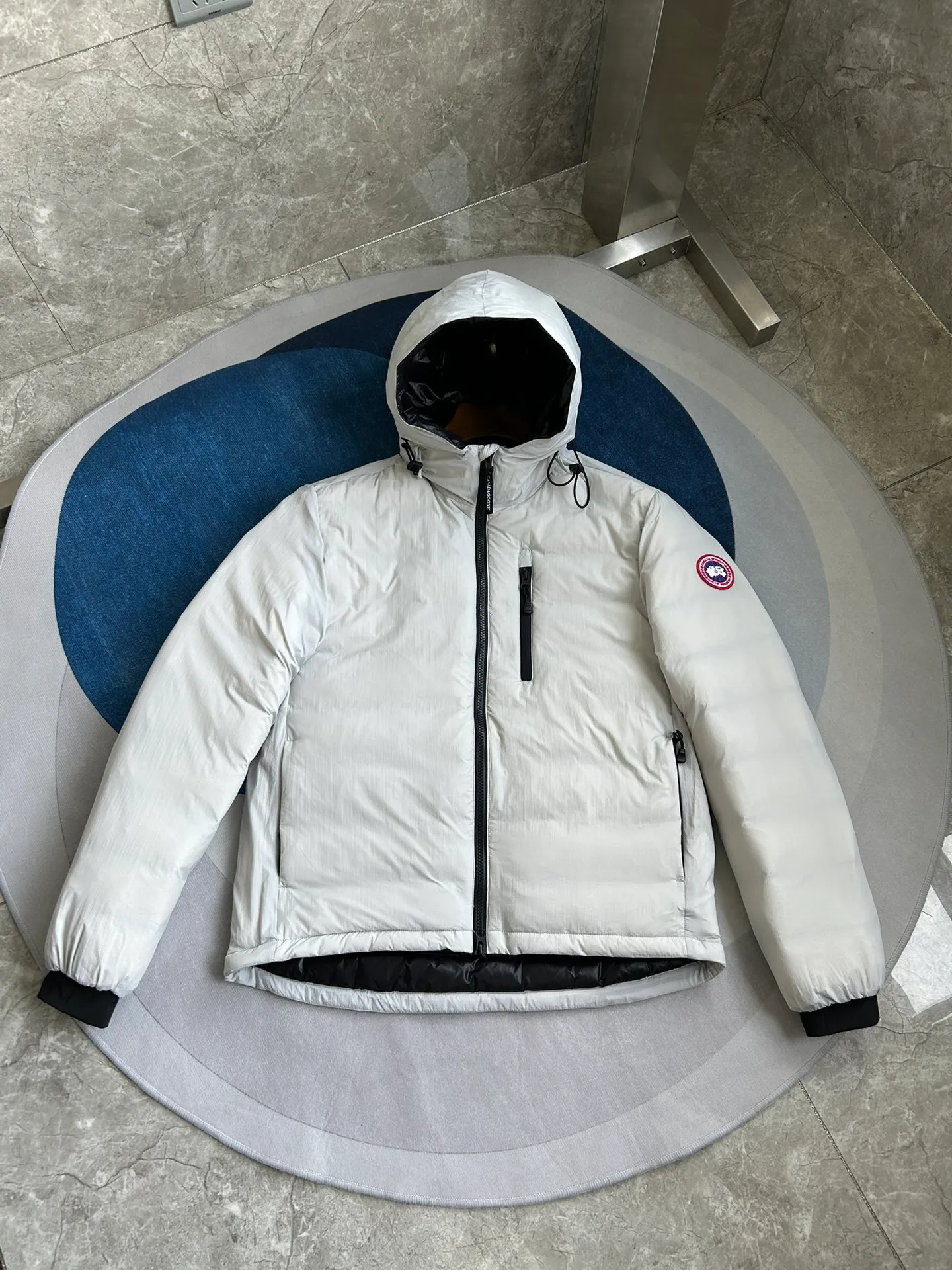 P940 5078M Lodge men's short hooded lightweight style. Color: white. Sizes: S M L XL XXL.